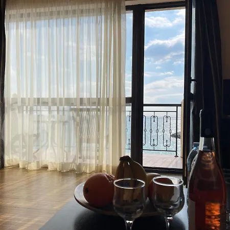 At The American's Hotell 3*