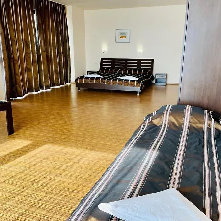 At The American's Hotell 3*