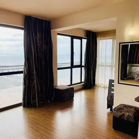 At The American's Hotell 3*