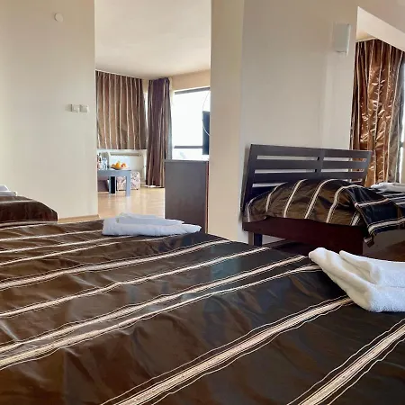 At The American's Hotell 3*