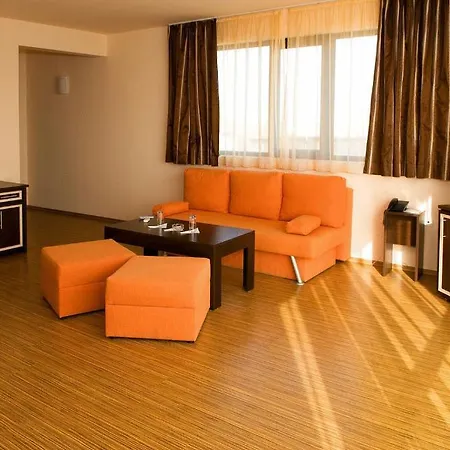 At The American's Hotell 3*