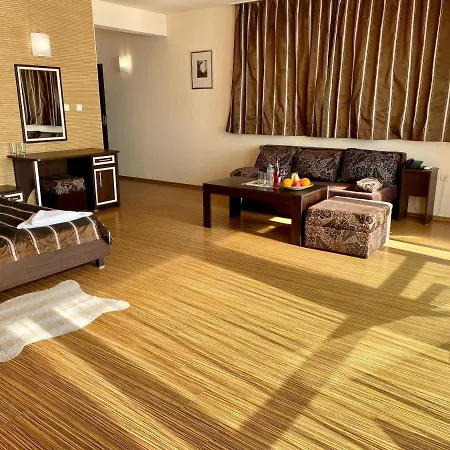 Hotel At The American's 3*