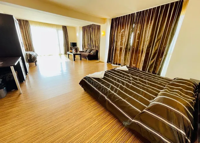 Otel At The American's